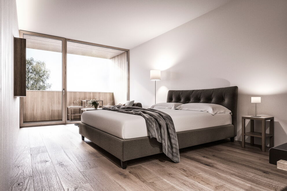 Helles Schlafzimmer mit modernem Bett, Lampen und Holzboden, Austritt zum Balkon.