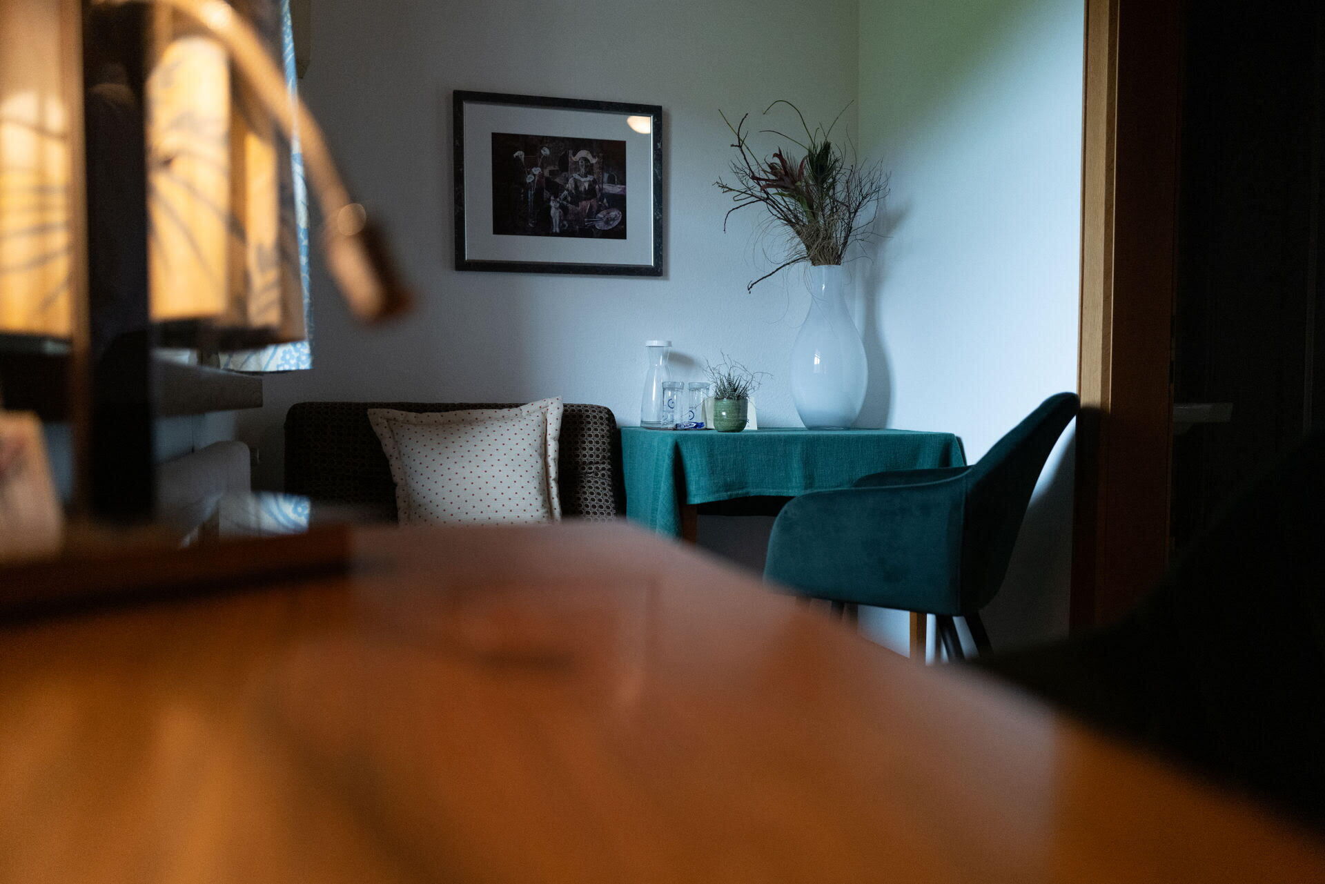 Kleine Sitzecke mit Tisch, stilvoller Dekoration und dezenter Beleuchtung.