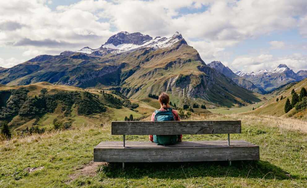 Woman on a bench in the Vorarlberg Alps in autumn © vorarlberg-tourismus