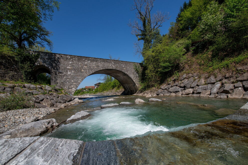 Historische Steinbrücke über den Fluss Frutz in Rankweil, ideal für den Urlaub mit Hund in Vorarlberg.