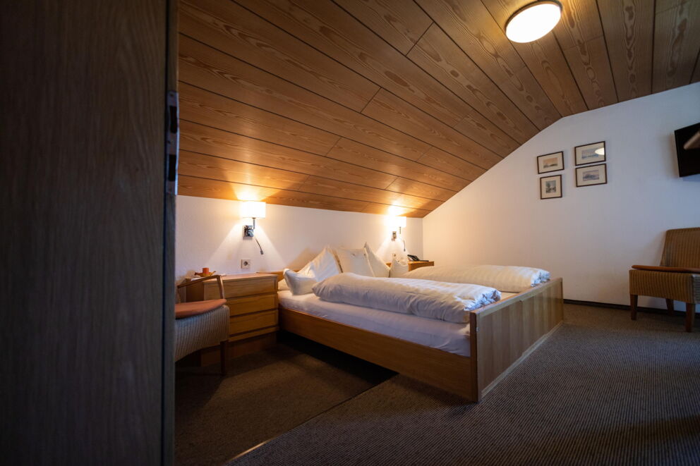 Gemütliches Zimmer mit Holzakzenten und sanfter Beleuchtung für pure Entspannung.
