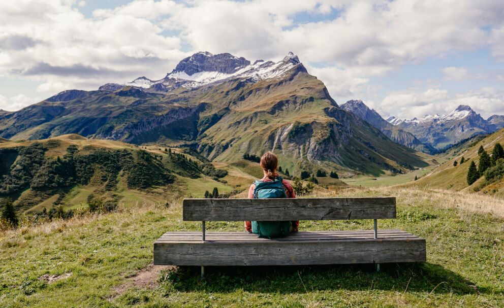 Woman on a bench in the Vorarlberg Alps in autumn © vorarlberg-tourismus