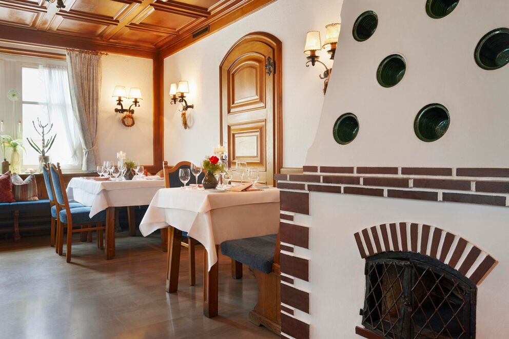 Elegantes Restaurant mit Holzmöbeln und liebevoll gedeckten Tischen.