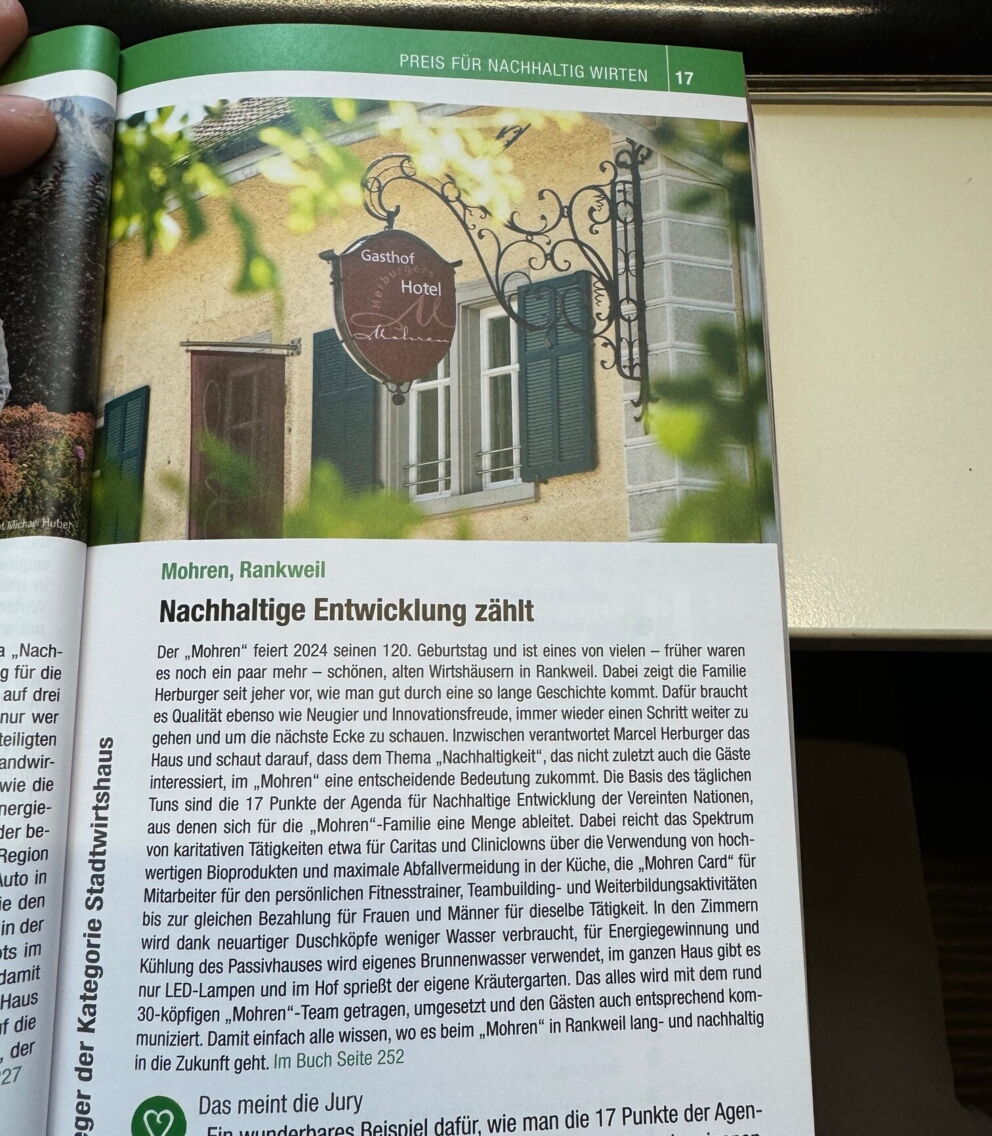 Traditioneller Gasthof Mohren mit schmiedeeisernem Schild und grünen Fensterläden in Rankweil.